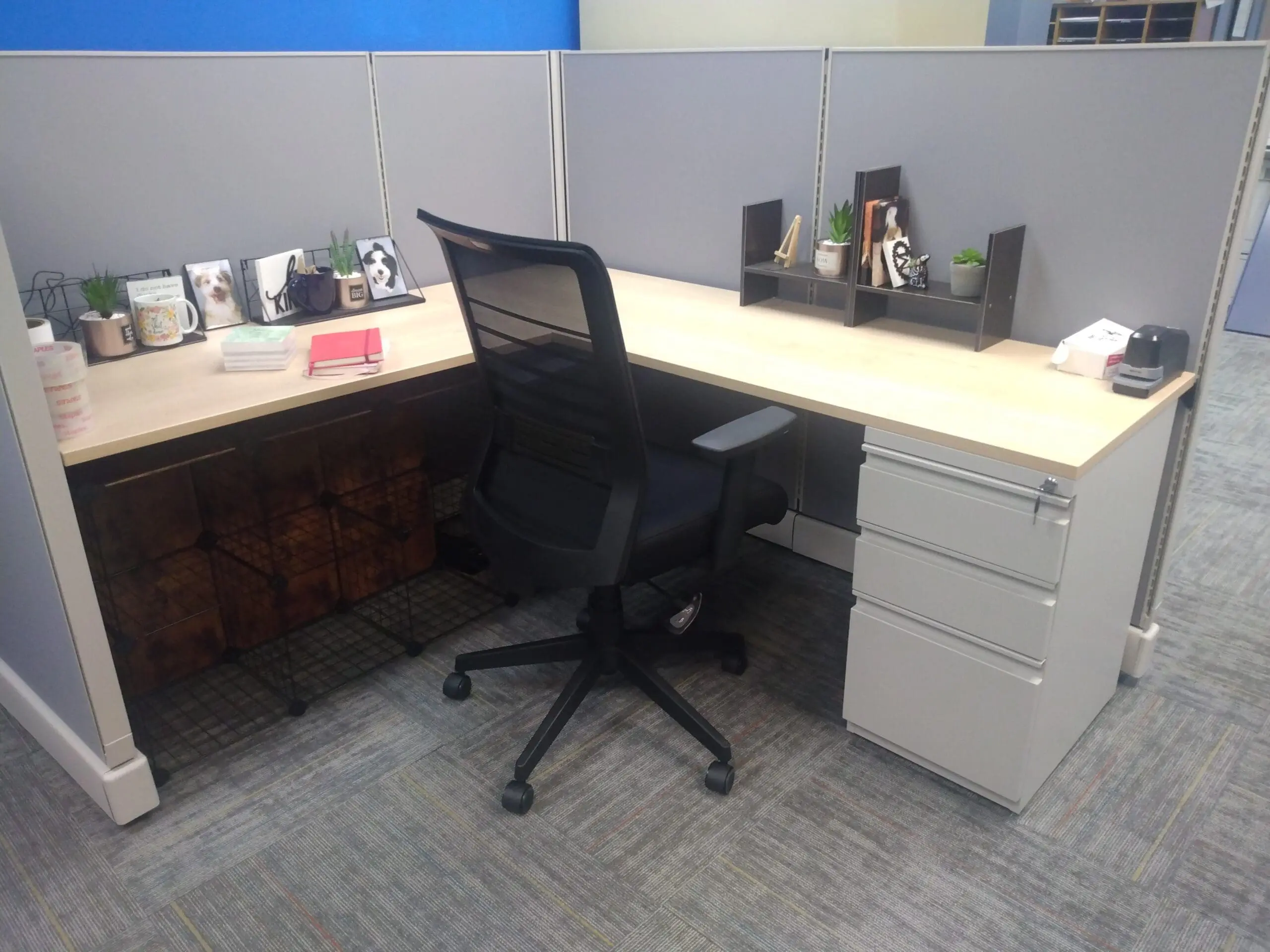 6x6 cubicle with maple worksurface and black task chair
