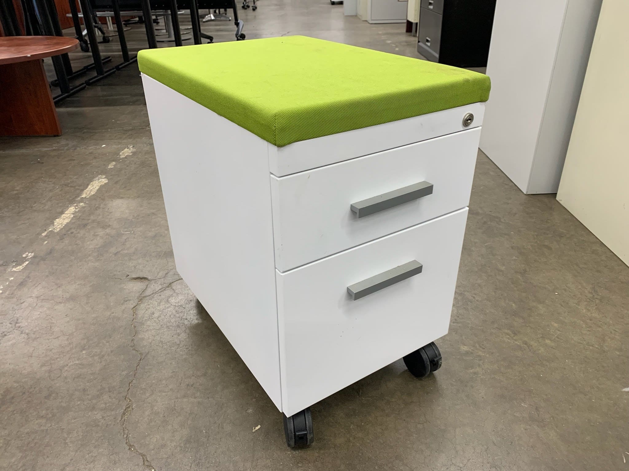 White Rolling Ped Pre Owned Image