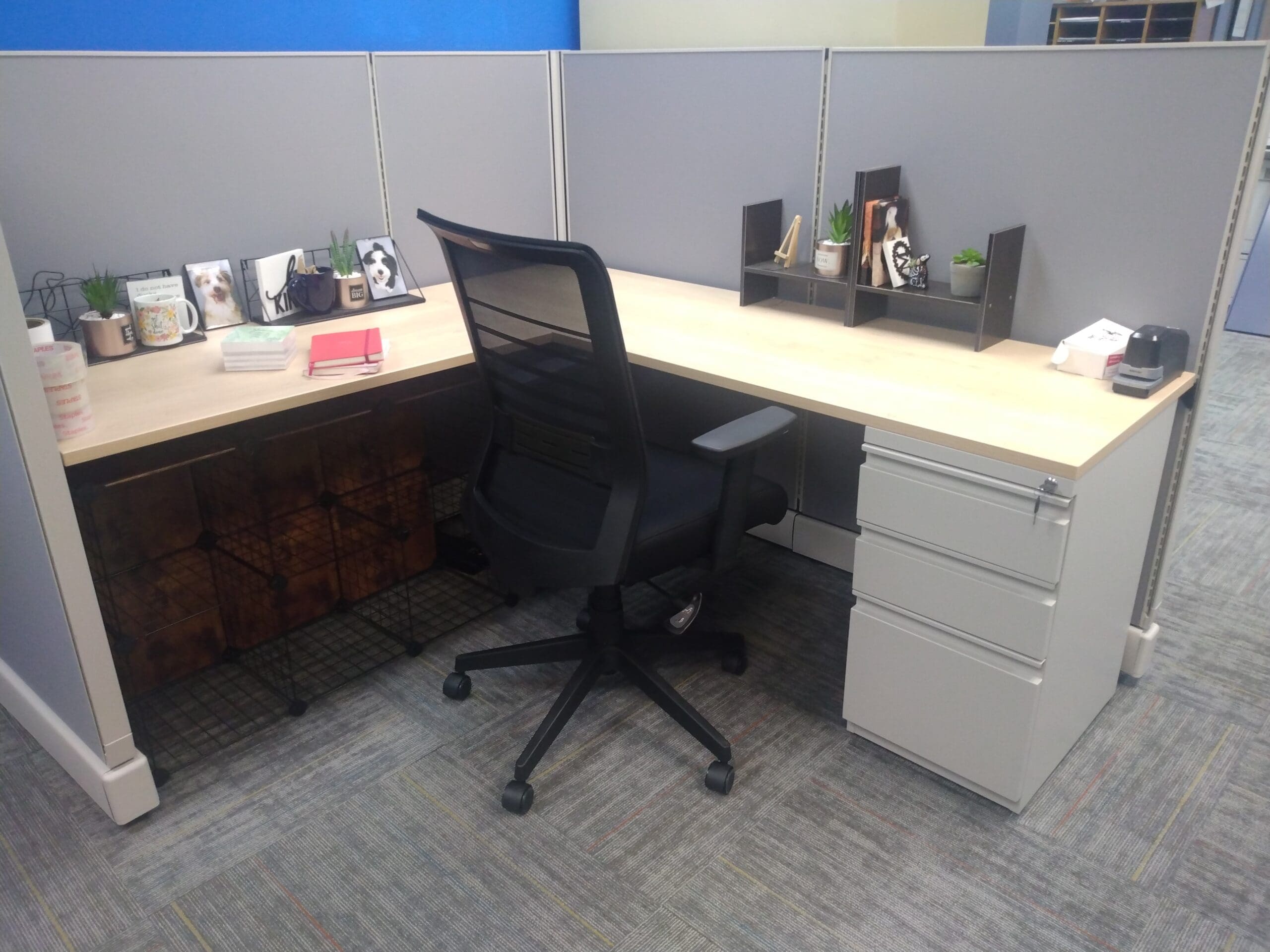 6x6 cubicle with maple worksurface and black task chair